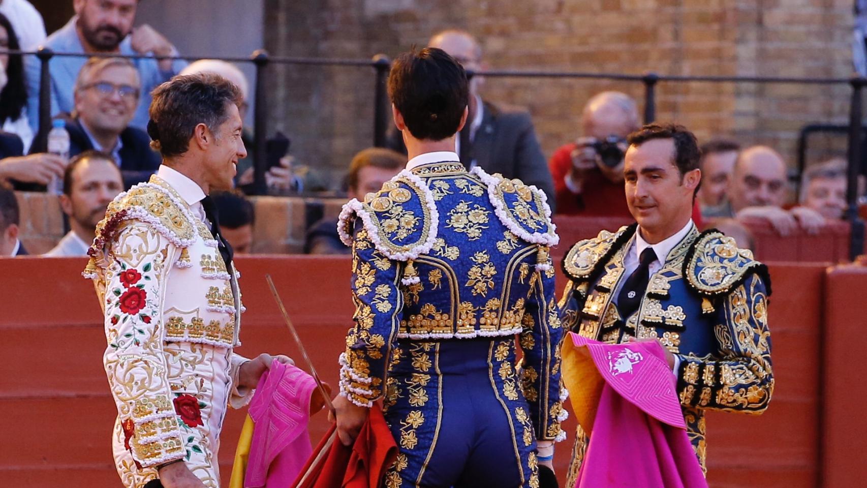 Esaú Fernández brindó su toro a sus compañeros de la tarde, Manuel Escribano y 'El Fandi'.