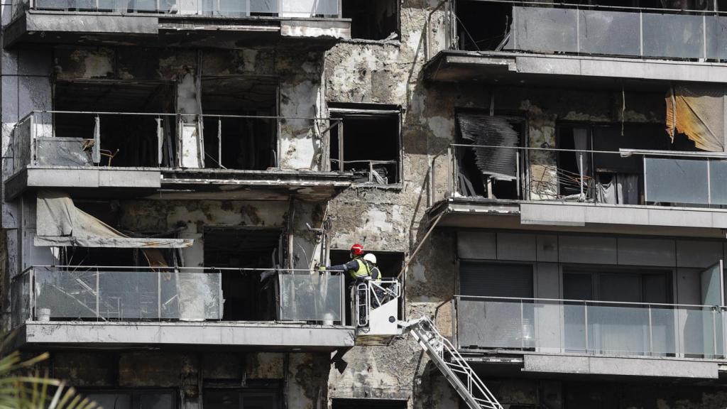 Vista del edificio incendiado en Campanar, Valencia.
