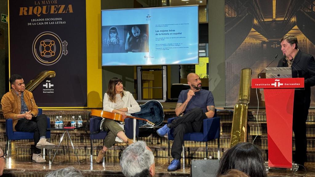Izq-Der: Paniagua, Rozalén, El Chojín y García Montero, en la presentación de Apple Music.