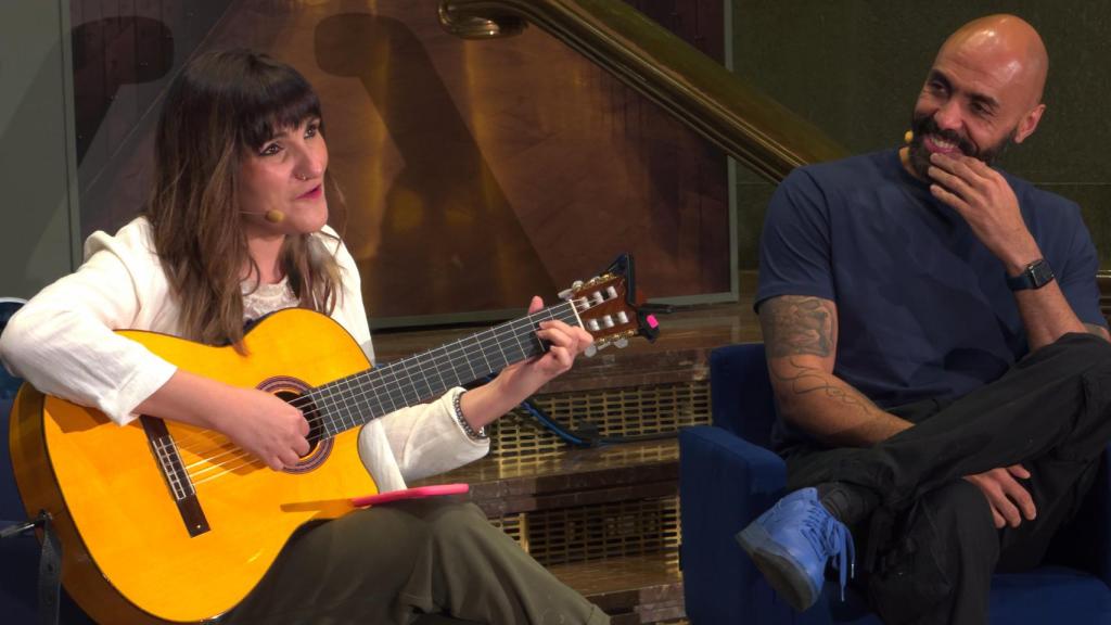 Rozalén cantando junto a El Chojín en el Instituto Cervantes.