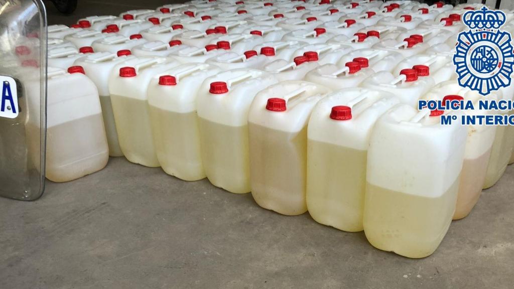 Bidones de gasolina intervenidos en San Fernando (Cádiz) por la Policía Nacional.