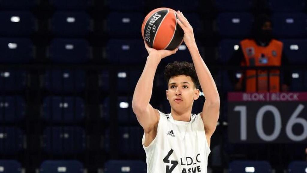 Zaccharie Risacher durante un partido de Euroliga
