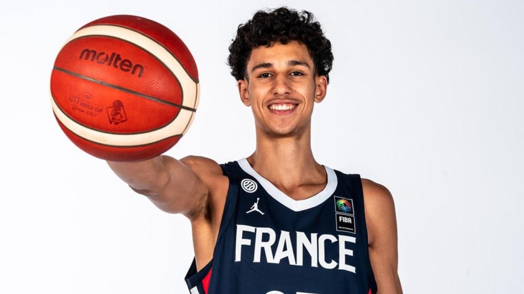 Zaccharie Risacher con la selección de Francia