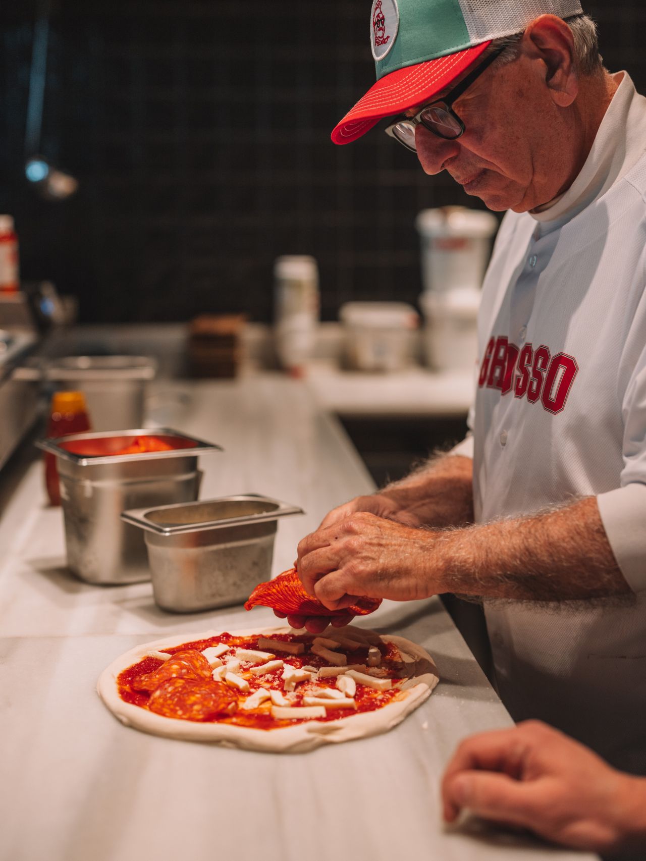 Paulie Gee preparando su pizza.