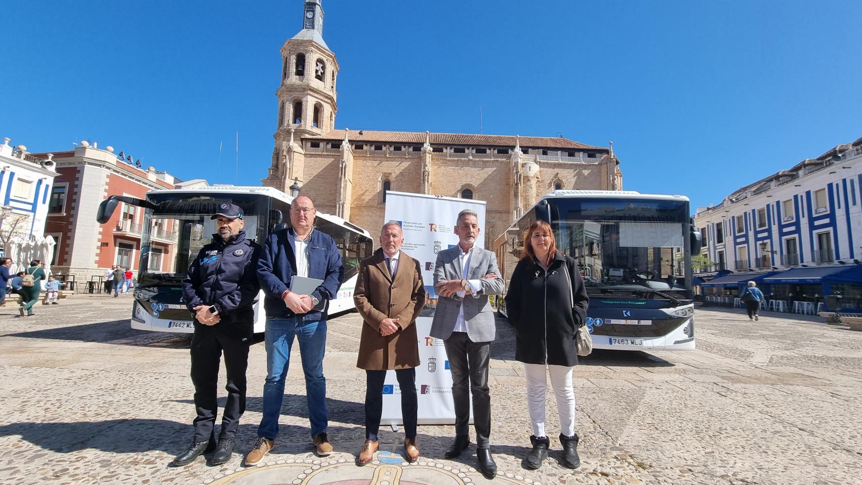 Los dos primeros autobuses urbanos de Valdepeñas.
