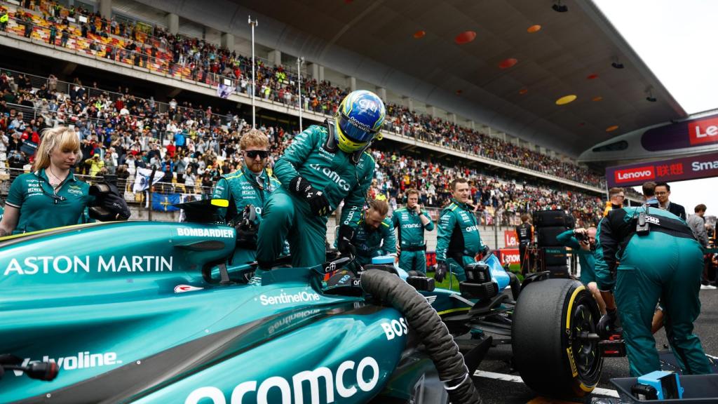 Fernando Alonso subiéndose al Aston Martin en la parrilla de salida del GP de China de F1