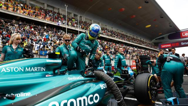 Fernando Alonso subiéndose al Aston Martin en la parrilla de salida del GP de China de F1