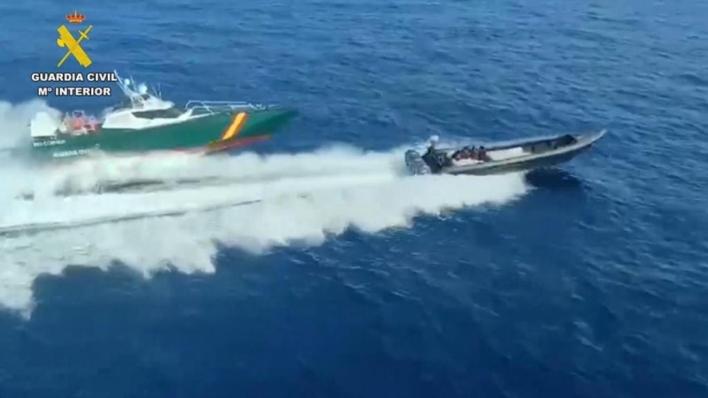 La Guardia Civil persigue  una narcolancha en una imagen de archivo.