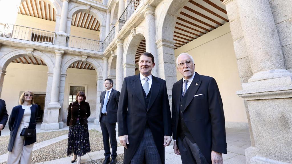 El presidente de la Junta, Alfonso Fernández Mañueco, junto al Premio Cervantes