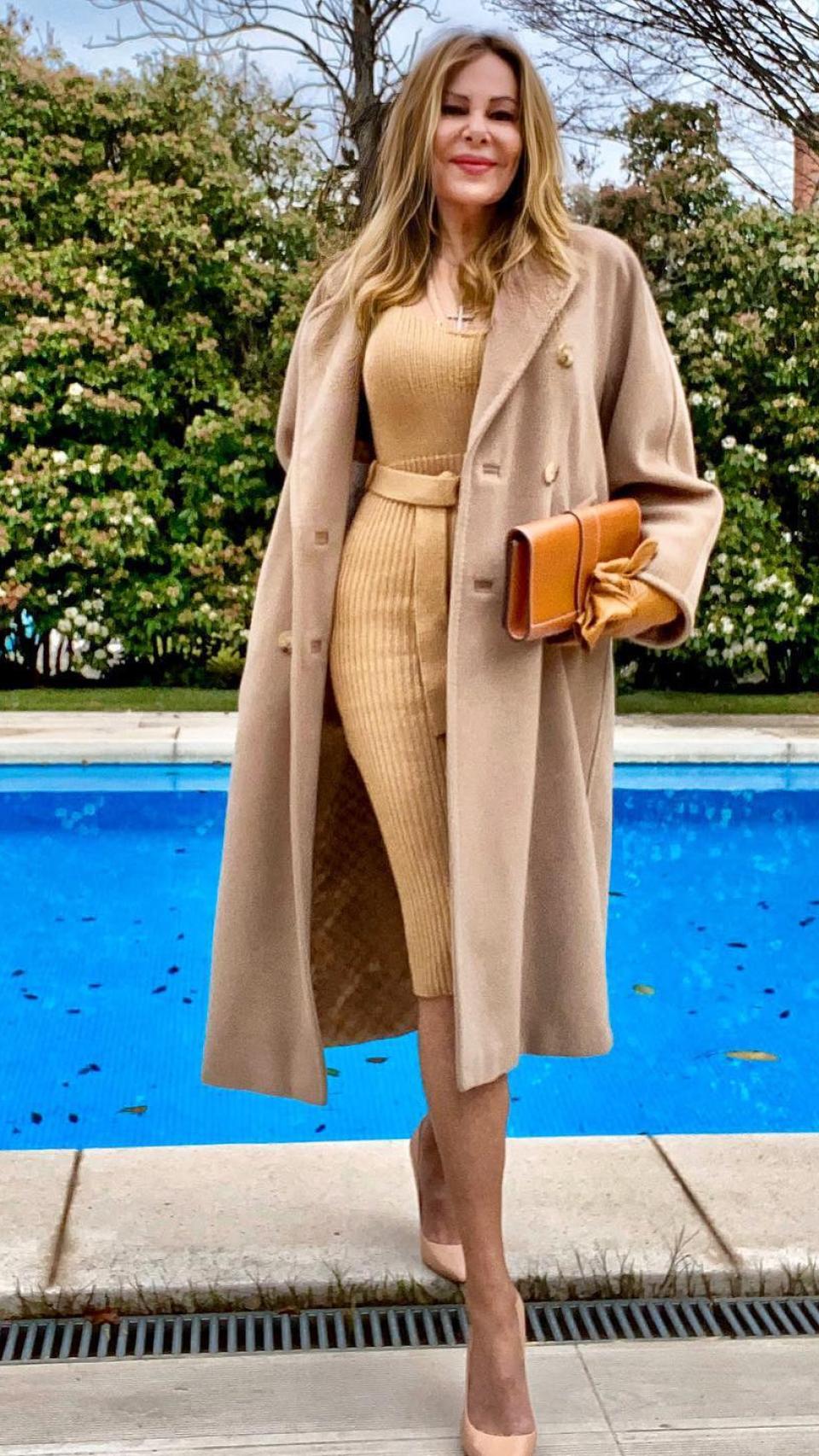 Ana Obregón, posando ante la cámara, en su domicilio madrileño.