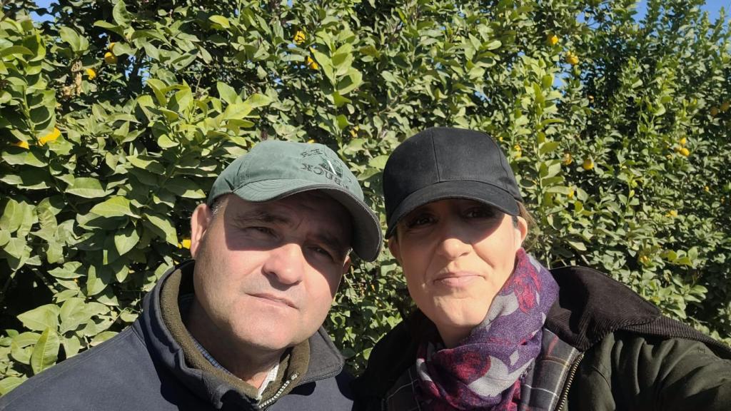 Marta Gutiérrez, junto con su marido José Luis Paredes, propietario de los cultivos de La Limoneta.