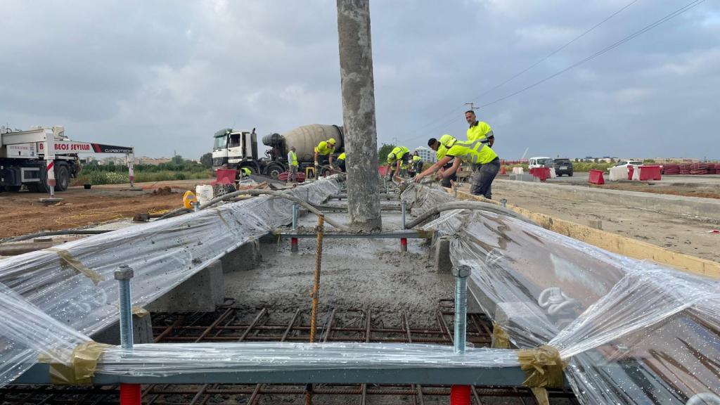 Instalación de las vías en la nueva línea del Metro de Sevilla.