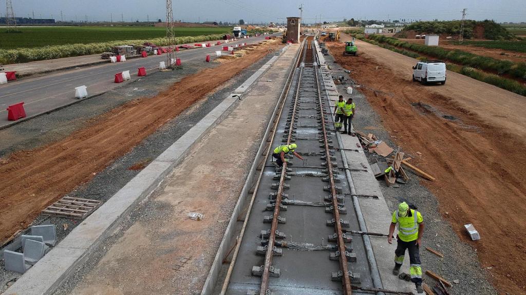 Instalación de las vías en la nueva línea del Metro de Sevilla.