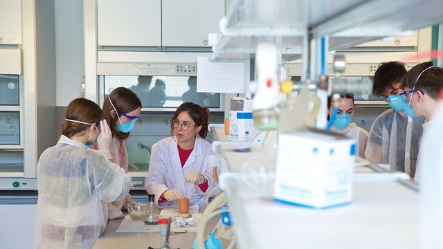 Estudiantes de la UA en un laboratorio, en una imagen de archivo.