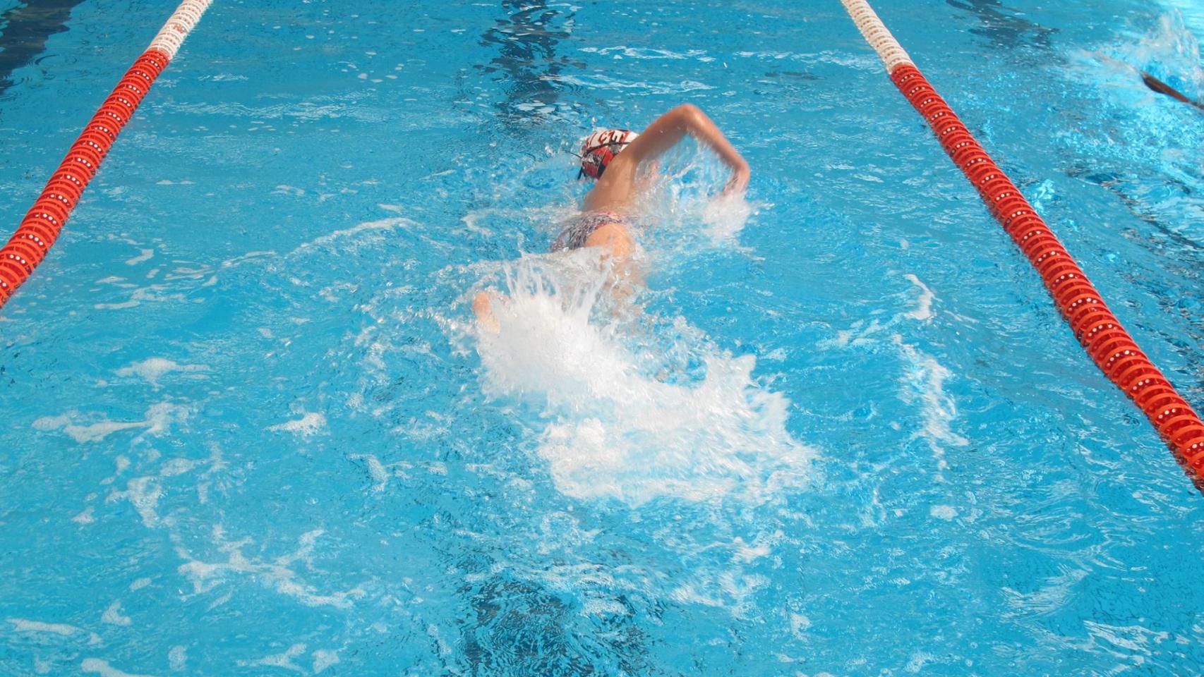 Una persona practica natación en una piscina.
