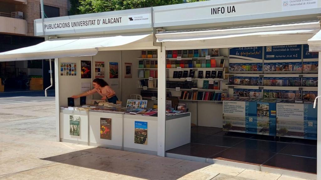 Una caseta en una anterior edición de la Feria del Libro de Alicante.