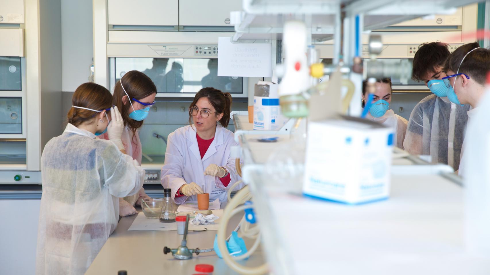 Estudiantes de la UA en un laboratorio, en una imagen de archivo.