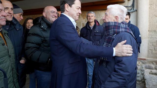 Alfonso Fernández Mañueco participa en el Día de la Comunidad en Villalar de los Comuneros (Valladolid). Junto a él, el ex alcalde de Villalar Félix Calvo