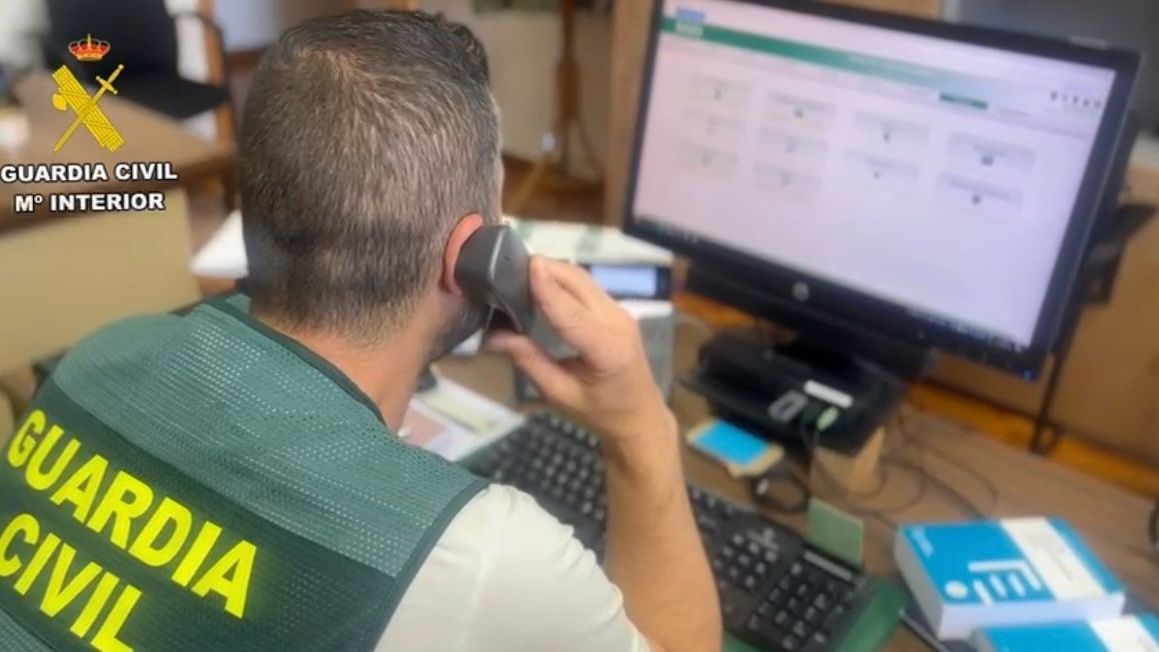 Guardia Civil durante el trabajo de investigación