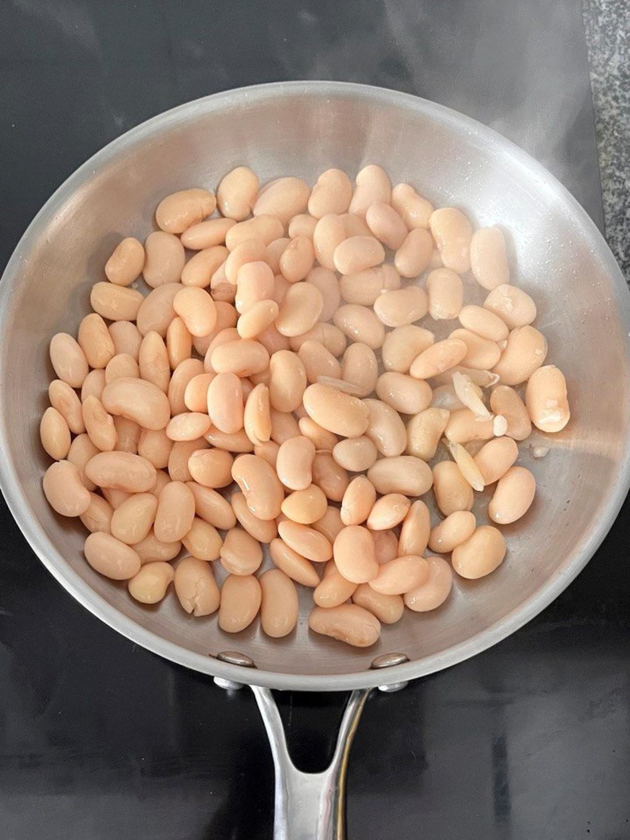 Alubias cocidas en la sartén