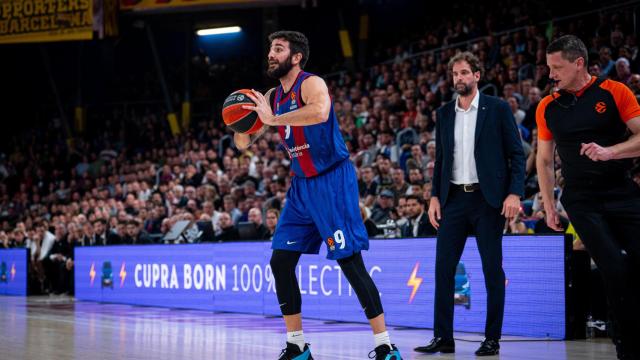Ricky Rubio realiza un pase ante la atenta mirada de Roger Grimau.