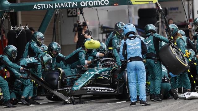 Fernando Alonso realiza una parada en el box de Aston Martin