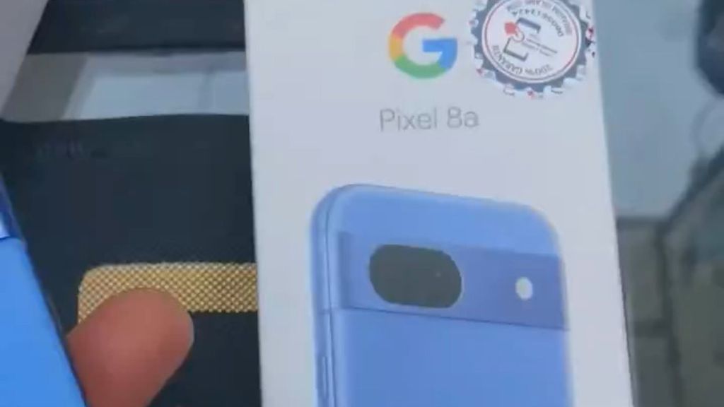 La caja del Pixel 8a en azul