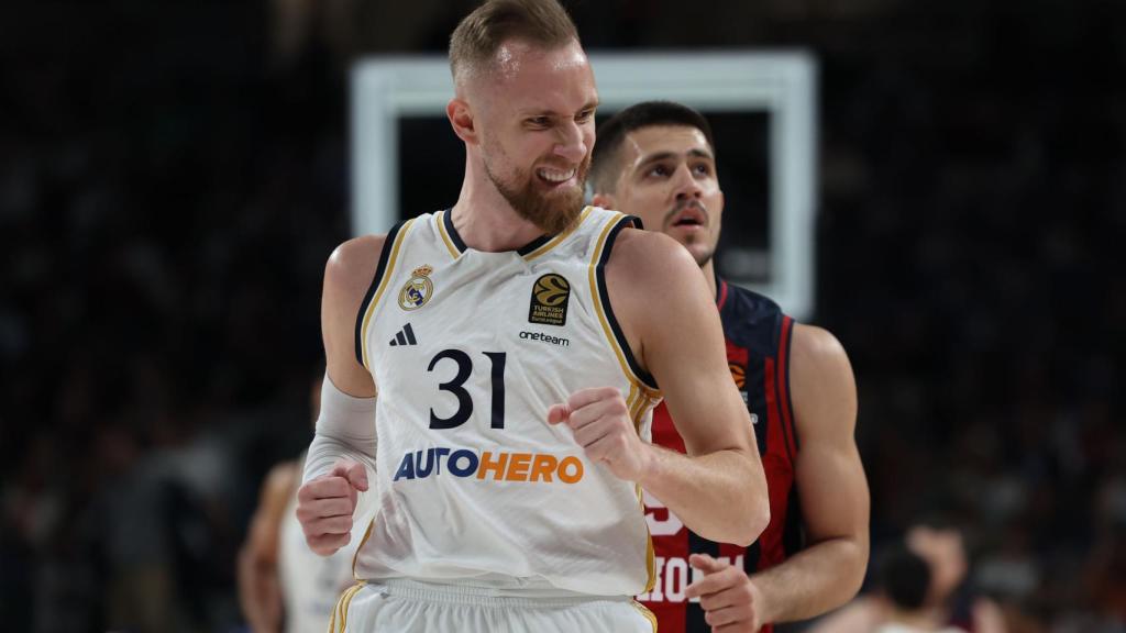 Dzanan Musa celebra una canasta frente a Baskonia.
