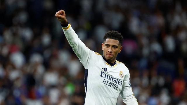 Jude Bellingham levanta el puño tras marcar el gol decisivo en El Clásico.