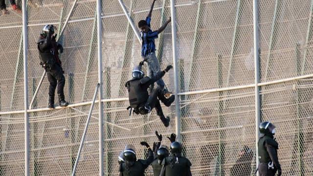 Imagen de archivo de un salto de la valla de Melilla.