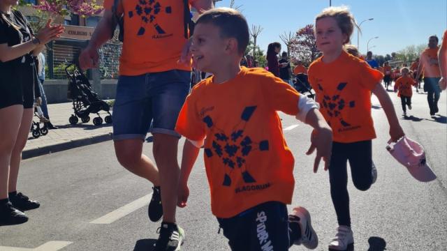 Dos participantes de la IV Carrera Solidaria del colegio Lagomar.