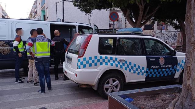 Agentes de la Policía Nacional y la Policía Local durante la operación conjunta del pasado jueves en San Javier.