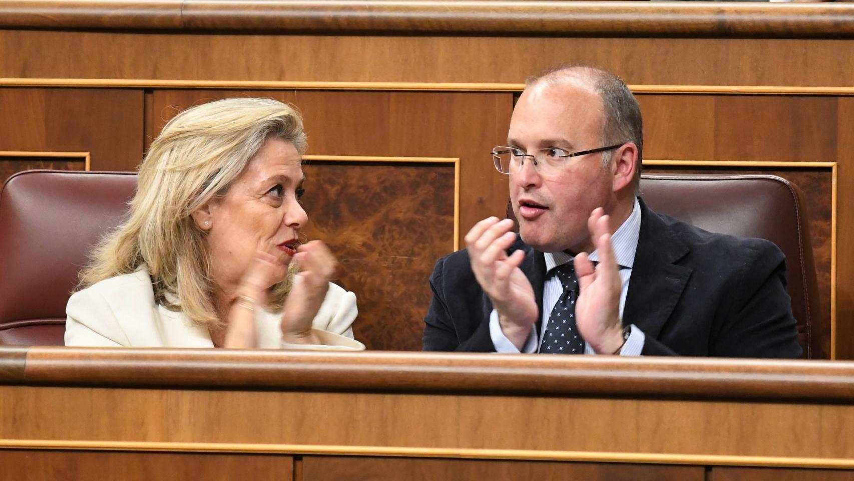 Miguel Tellado, junto a Macarena Montesinos, secretaria general del PP en el Congreso, este martes en el Hemiciclo.