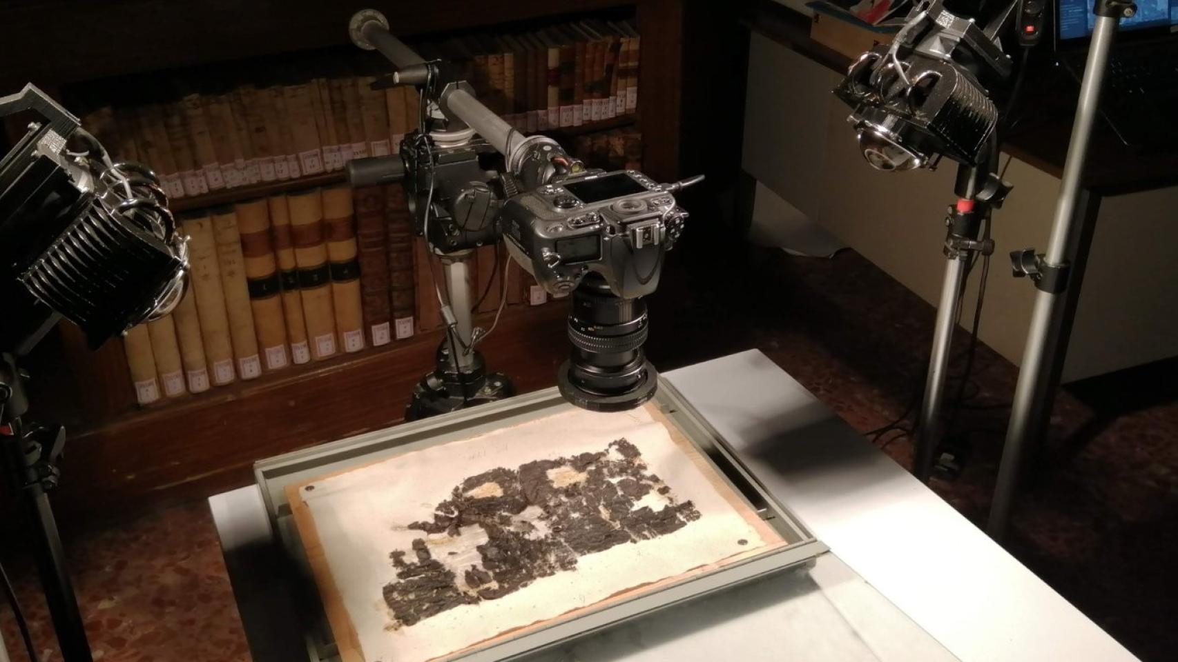 Estudio de uno de los papiros carbonizados.