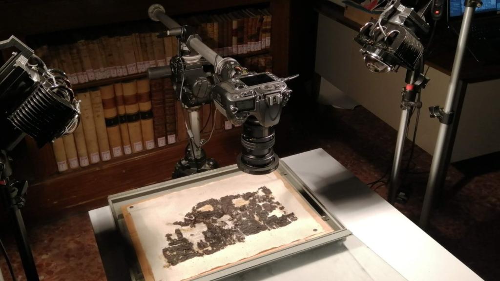 Estudio de uno de los papiros carbonizados.