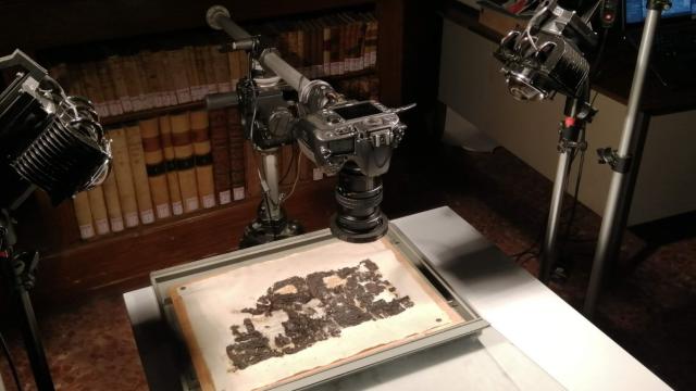 Estudio de uno de los papiros carbonizados.