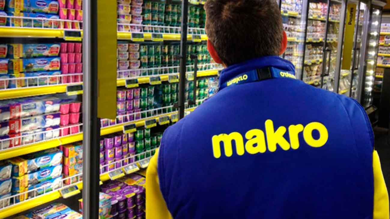 Un empleado de Makro dentro de un supermercado