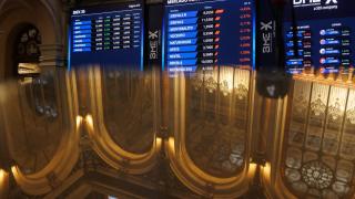 Paneles del Palacio de la Bolsa de Madrid muestran la cotización de varias compañías.