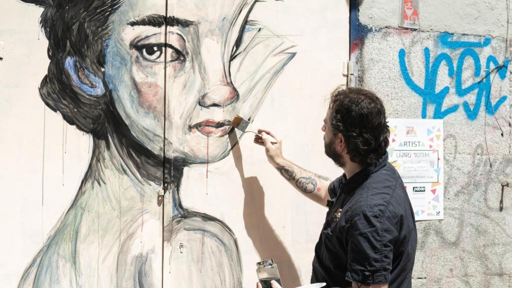 Proceso de la obra de Lázaro Totem en la VIII edición del festival de Pinta Malasaña en 2023.