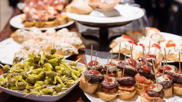 Pintxos en una taberna.