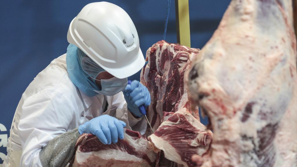 En la primera fase del V Campeonato Nacional Arte de Cisoria El Encinar de Humienta, los concursantes despiezaron, en 25 minutos, un solomillo de vaca.