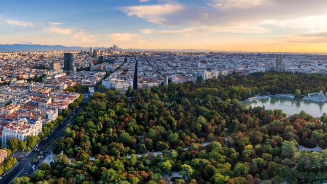 Vista panorámica aérea del Parque El Retiro en Madrid.