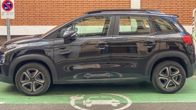 Estacionamiento SUV en área dedicada de carga eléctrica