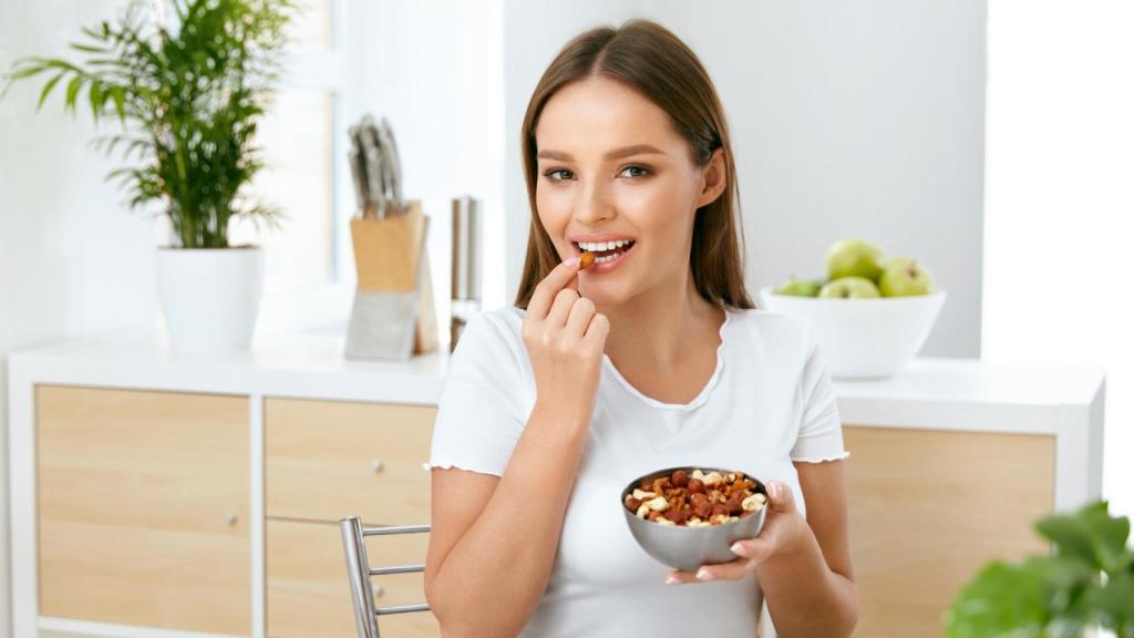 Mujer comiendo frutos secos.