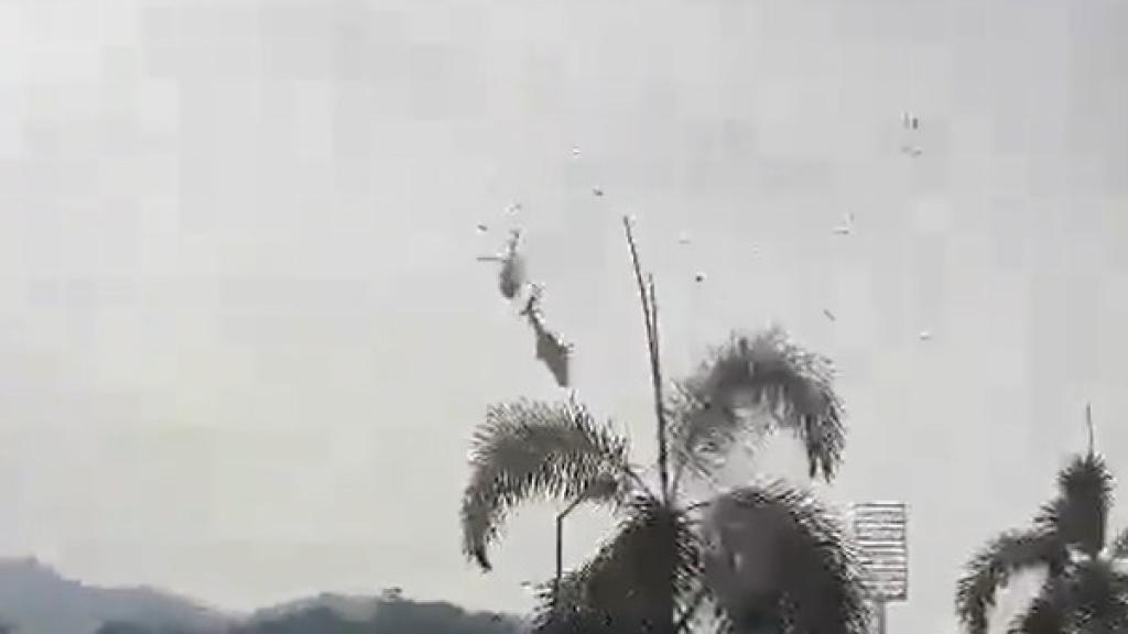 Los dos helicóptero tras la colisión.