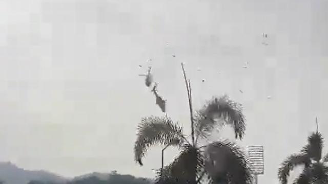 Los dos helicóptero tras la colisión.