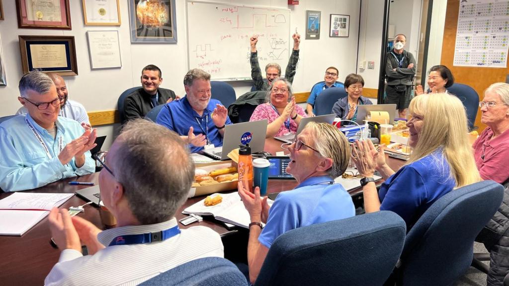 Equipo de la NASA tras recibir la señal de la Voyager-1