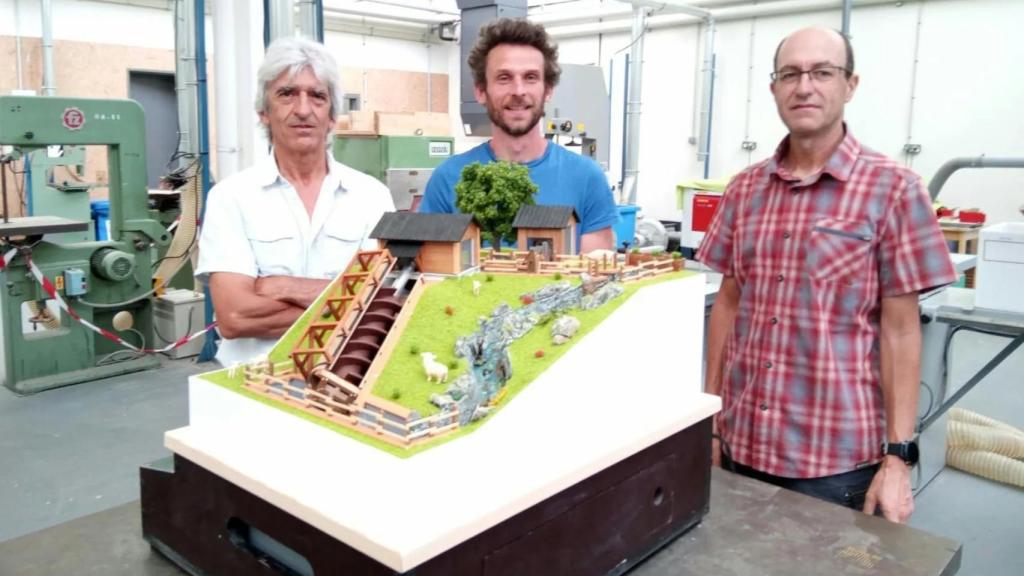 Los responsables de Viseta con una maqueta de la pico-central hidroeléctrica