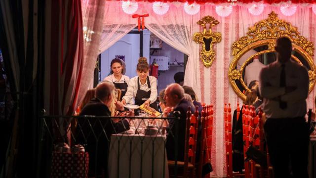 Socios de casetas en la cena del 'pescaíto'.
