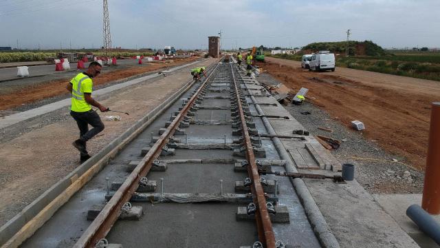 Instalación de las vías de la nueva línea del Metro de Sevilla.